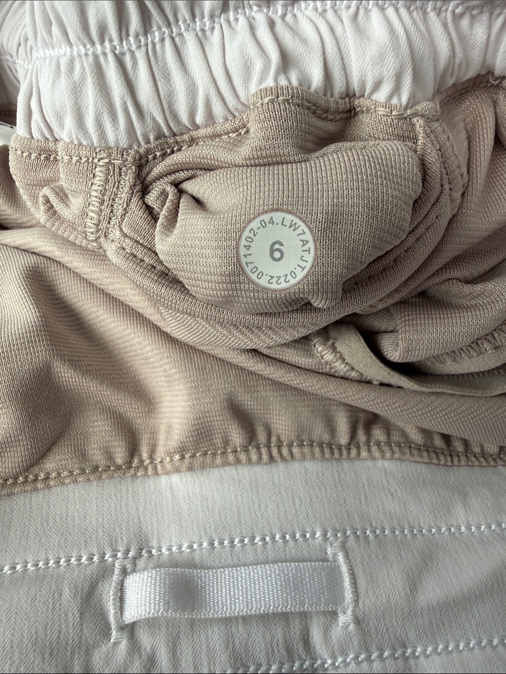 Lululemon Hotty Hot 4” White Lined Shorts – Size 6 - Picture 3 of 7
